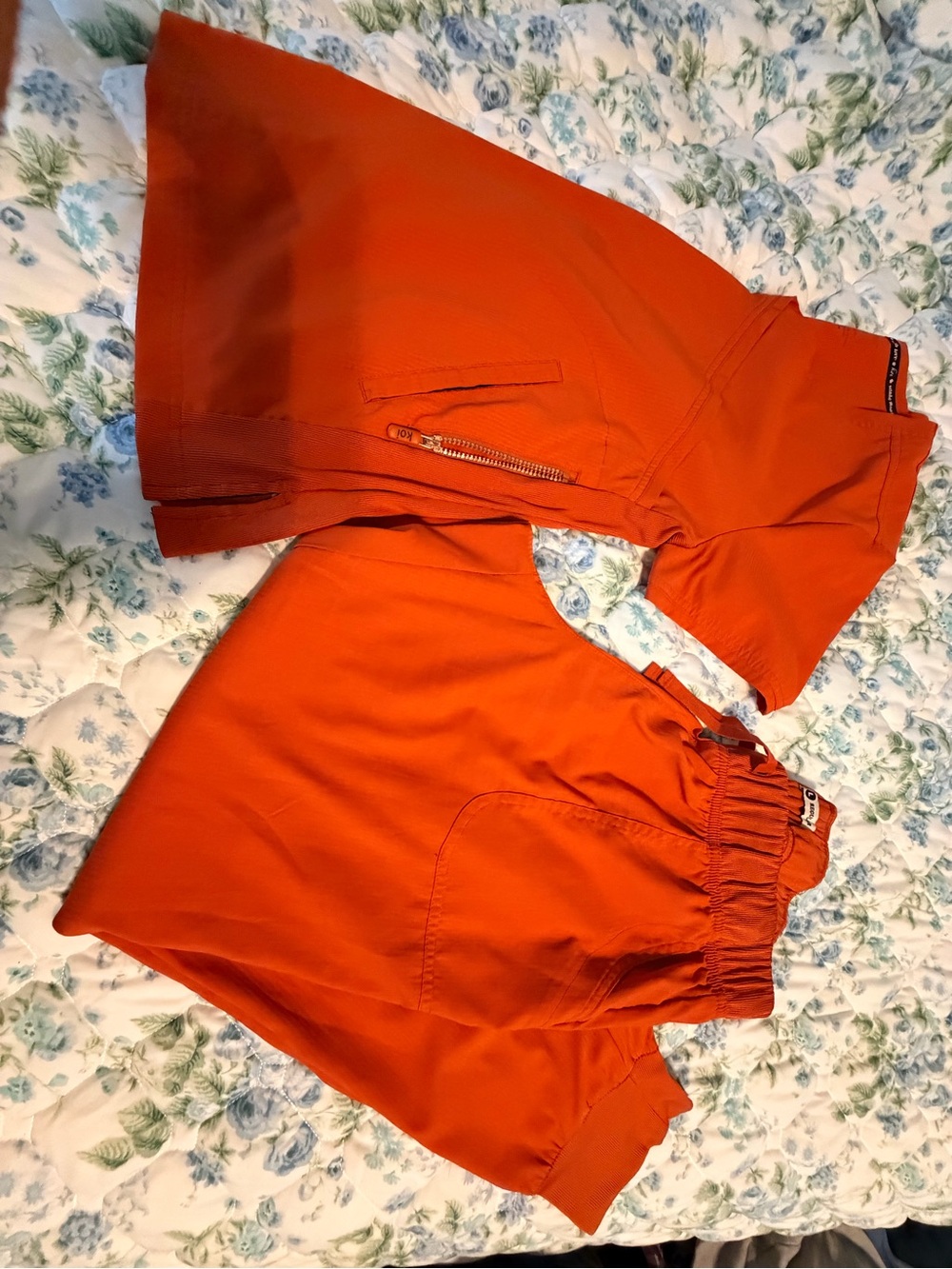 Koi lite scrub set in a teracoda/rust color. Top is a xl, pant a large, - Picture 6 of 10